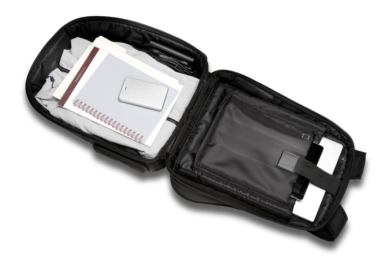 Offener schwarzer Rucksack mit mehreren Fächern. Enthält ein Notizbuch, Papiere und ein Smartphone. Bürogegenstände strukturiert angeordnet.