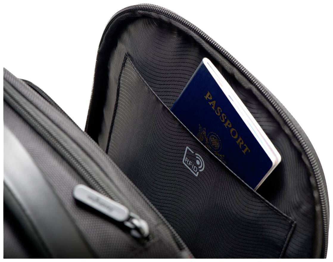 Ein Reisepass steckt in einer Tasche eines schwarzen Rucksacks. RFID-Symbol ist zu sehen.