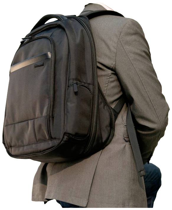 Eine Person in einem Anzug trägt einen schwarzen Rucksack, der einen professionellen und funktionalen Eindruck hinterlässt.