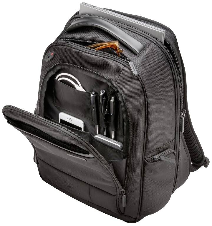 Ein schwarzer Rucksack mit mehreren Fächern, gefüllt mit einem Laptop, Stiften und einem Smartphone, ideal für Reisen oder Arbeit.
