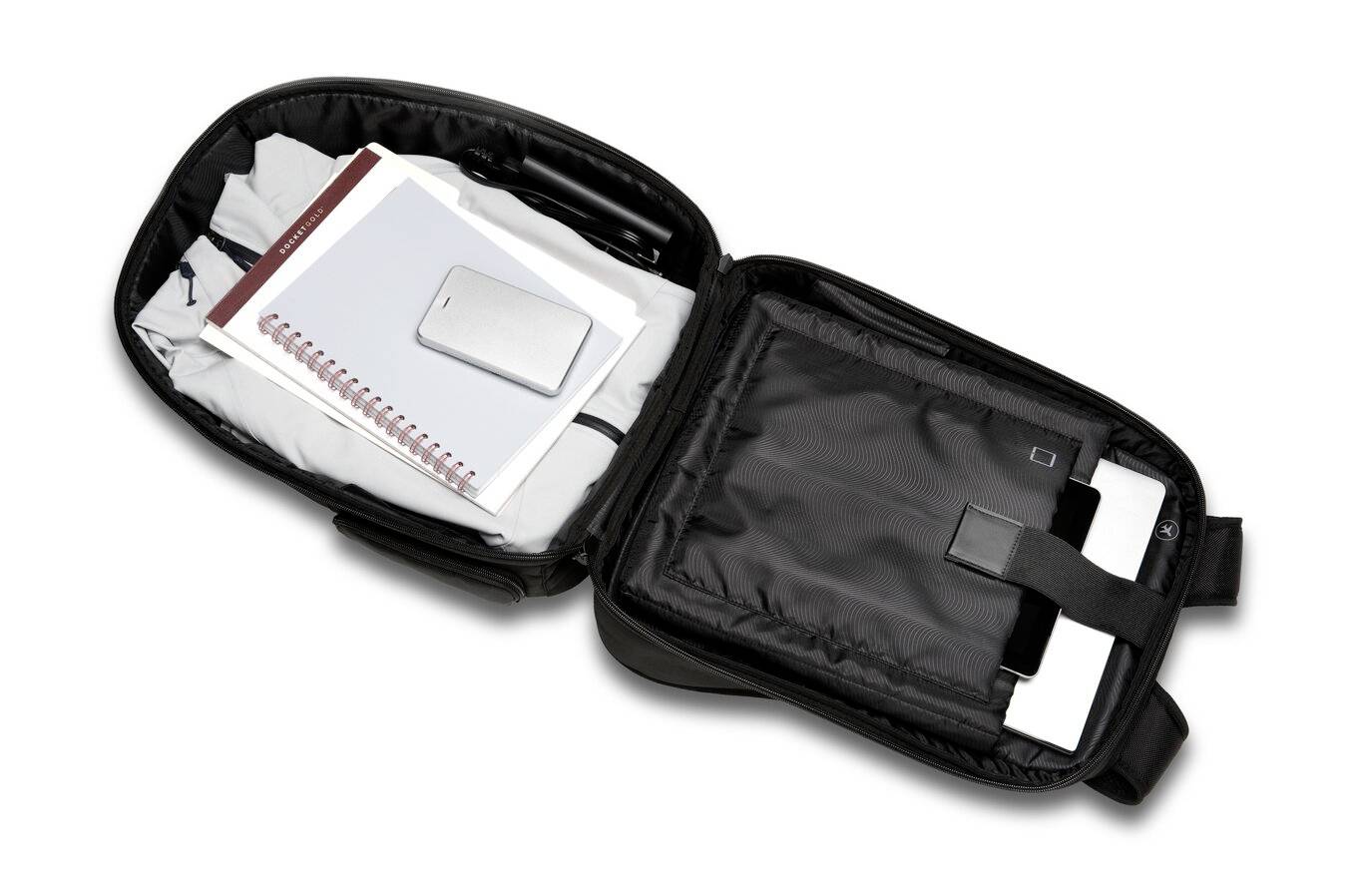 Ein offener Rucksack mit einem Notizblock, einem Smartphone und Dokumenten.