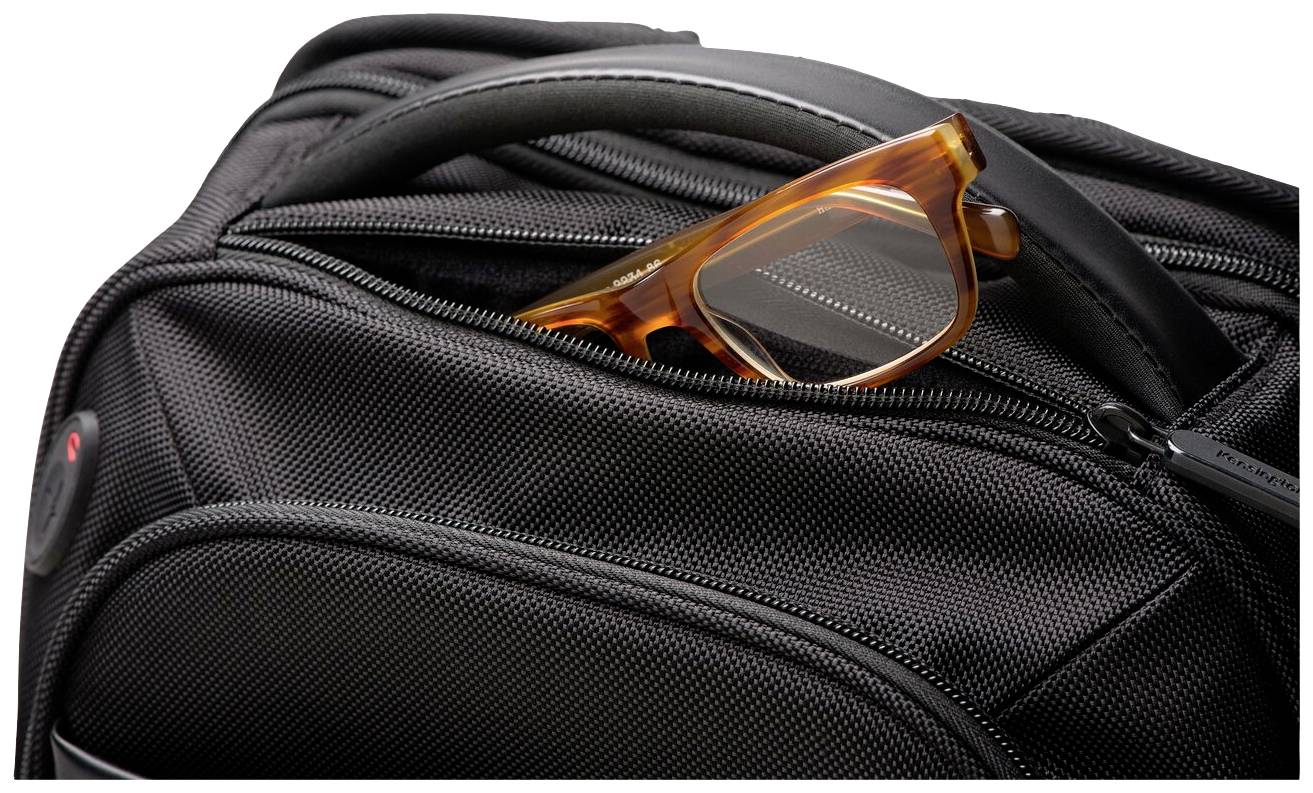 Eine schwarze Tasche mit Reißverschlussfach, aus dem eine braune Brille herausragt.