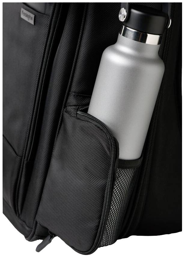 Eine graue Trinkflasche steckt in der Außentasche eines schwarzen Rucksacks.