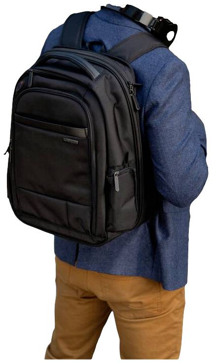 Eine Person trägt einen schwarzen Rucksack auf den Schultern. Sie ist von hinten zu sehen und trägt einen blauen Blazer und braune Hosen.