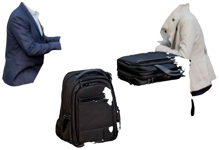 Eine Person in einem blauen Anzug und eine Person in einem beigen Mantel interagieren. Vor ihnen stehen ein schwarzer Rucksack und eine Aktenmappe.