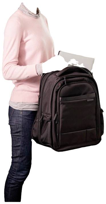 Eine Person in einem rosa Pullover hält einen schwarzen Rucksack und ein Laptop.