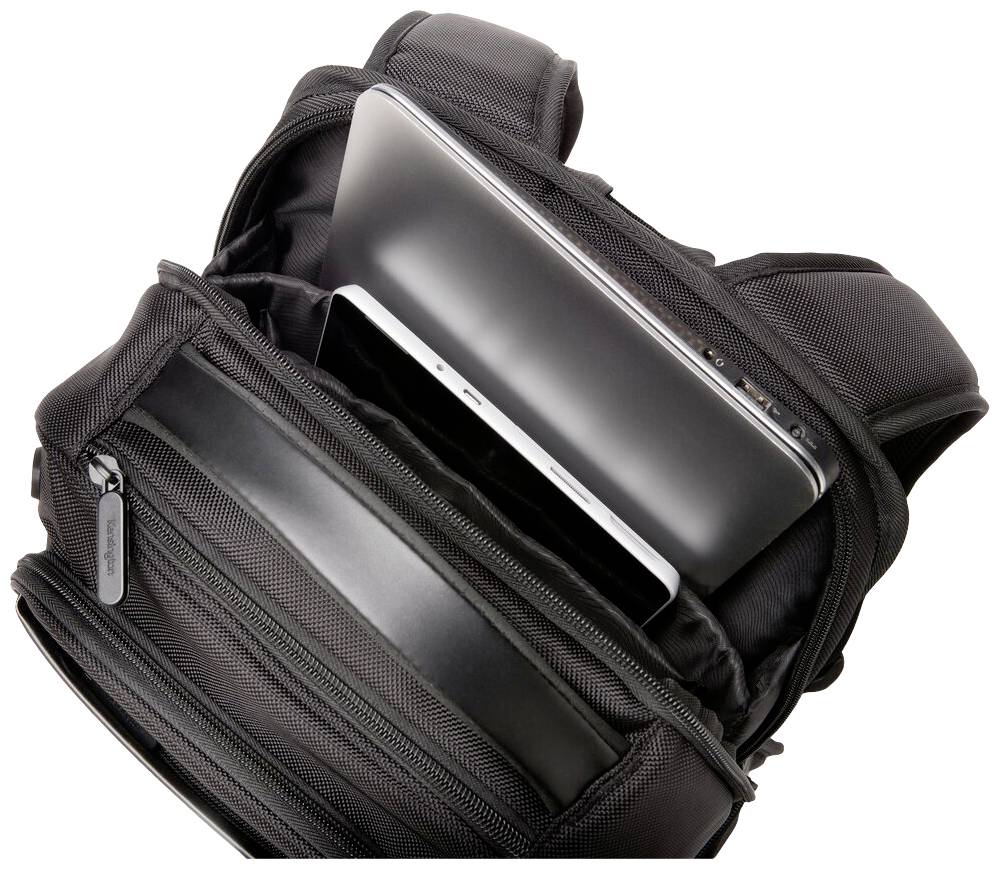 Ein schwarzer Rucksack mit einem offenen Reißverschluss zeigt einen verstauten Laptop und ein Tablet im Inneren des Hauptfachs.