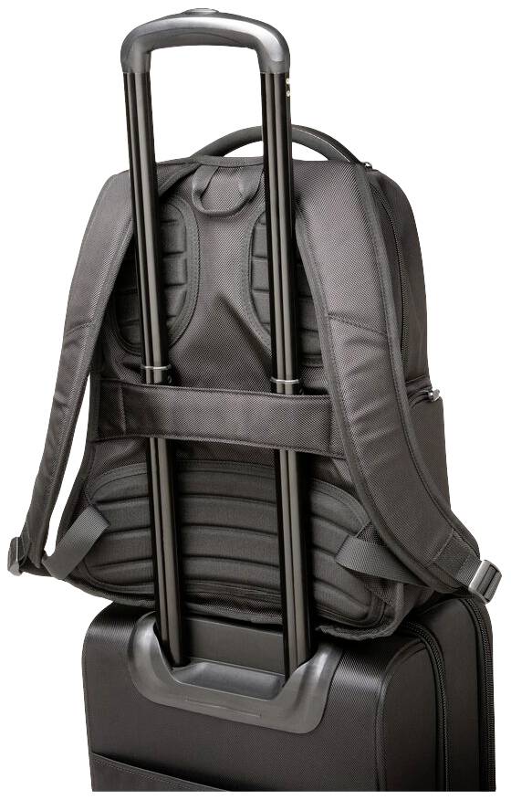 Ein schwarzer Rucksack, befestigt auf einem Trolley-Koffergriff, zeigt die Reisekompatibilität durch die Rückengurte.