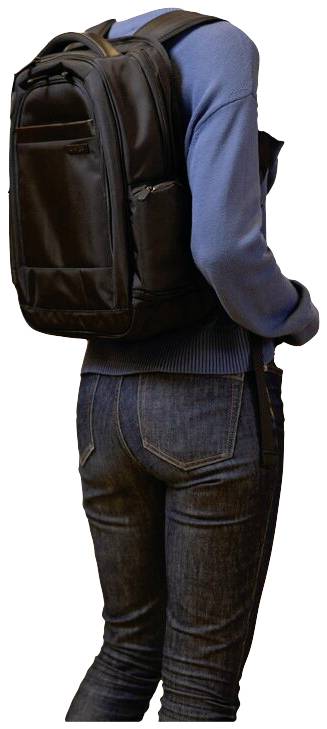 Eine Person in Jeans und blauem Pullover trägt einen schwarzen Rucksack.