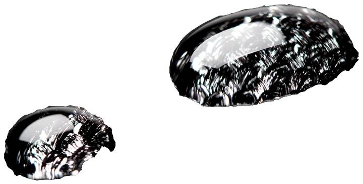 Zwei glänzende, unterschiedlich große schwarze Wassertröpfchen auf weißem Hintergrund, die Licht reflektieren.
