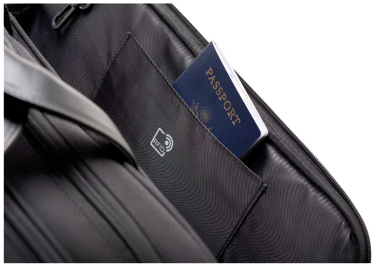 Reisepass in schwarzem Kofferfach. Nahaufnahme, zeigt Pass und RFID-Symbol auf der Tasche.