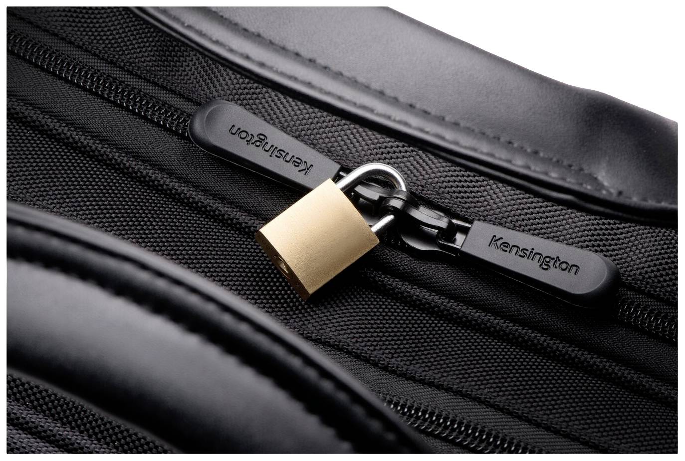 Schwarzer Koffer mit zwei Reißverschlüssen, die mit einem kleinen goldenen Vorhängeschloss gesichert sind.