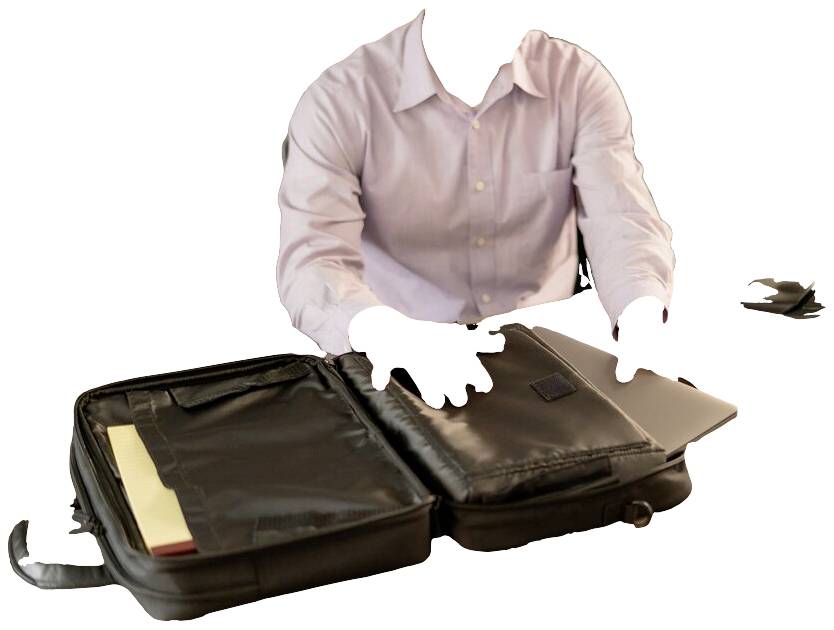 Eine Person in einem hellen Hemd packt eine geöffnete schwarze Aktentasche aus, die auf einem Tisch liegt. Ein Laptop und Dokumente sind sichtbar.
