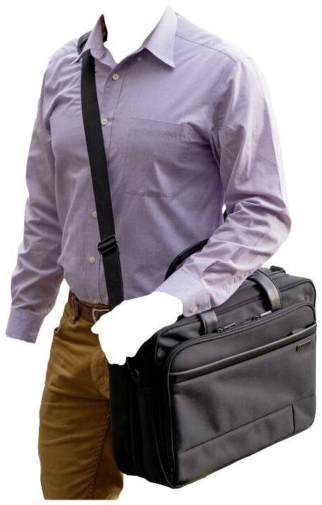 Mann in hellviolettem Hemd und brauner Hose, trägt eine schwarze Umhängetasche über der Schulter und hält sie mit der Hand.
