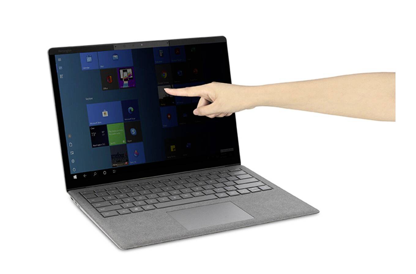 Eine Hand berührt den Bildschirm eines Laptops, auf dem Windows geöffnet ist.