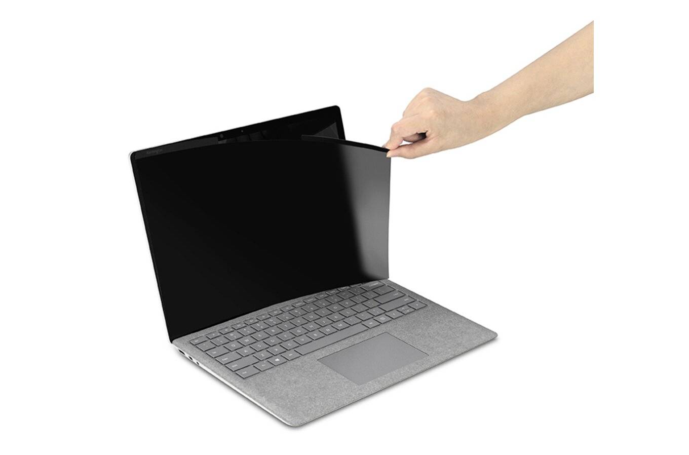 Eine Hand platziert einen Sichtschutzfilter auf den Bildschirm eines geöffneten Laptops, um die Privatsphäre zu schützen.