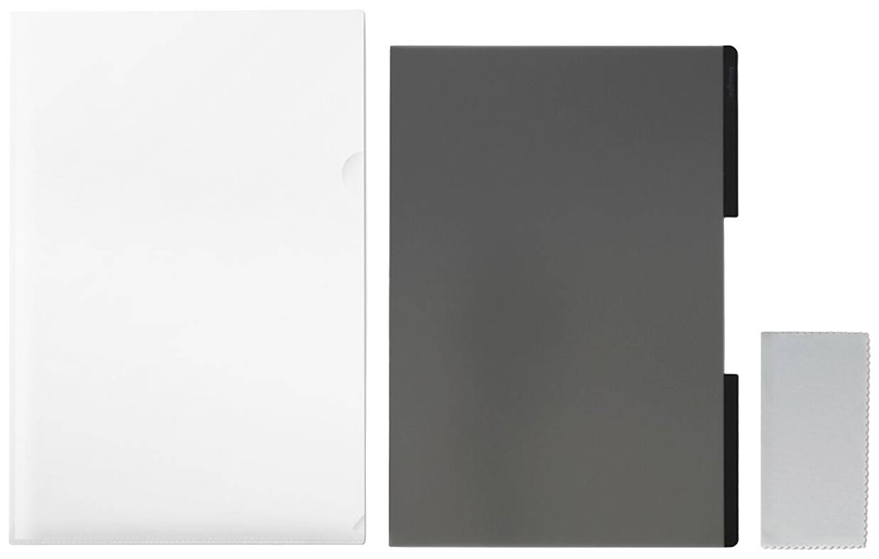 Ein schwarzes und ein weißes Plastik-Sammelheft nebeneinander, links ein großer weißer Umschlag. Rechts ein kleines graues Tuch.
