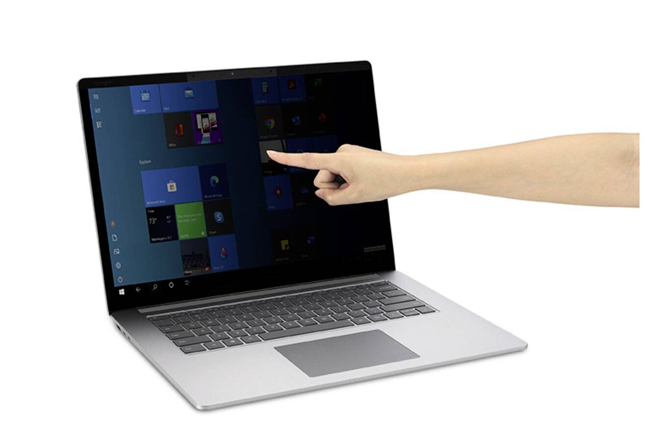 Ein Finger zeigt auf den Bildschirm eines geöffneten Laptops, der das Startmenü von Windows anzeigt.