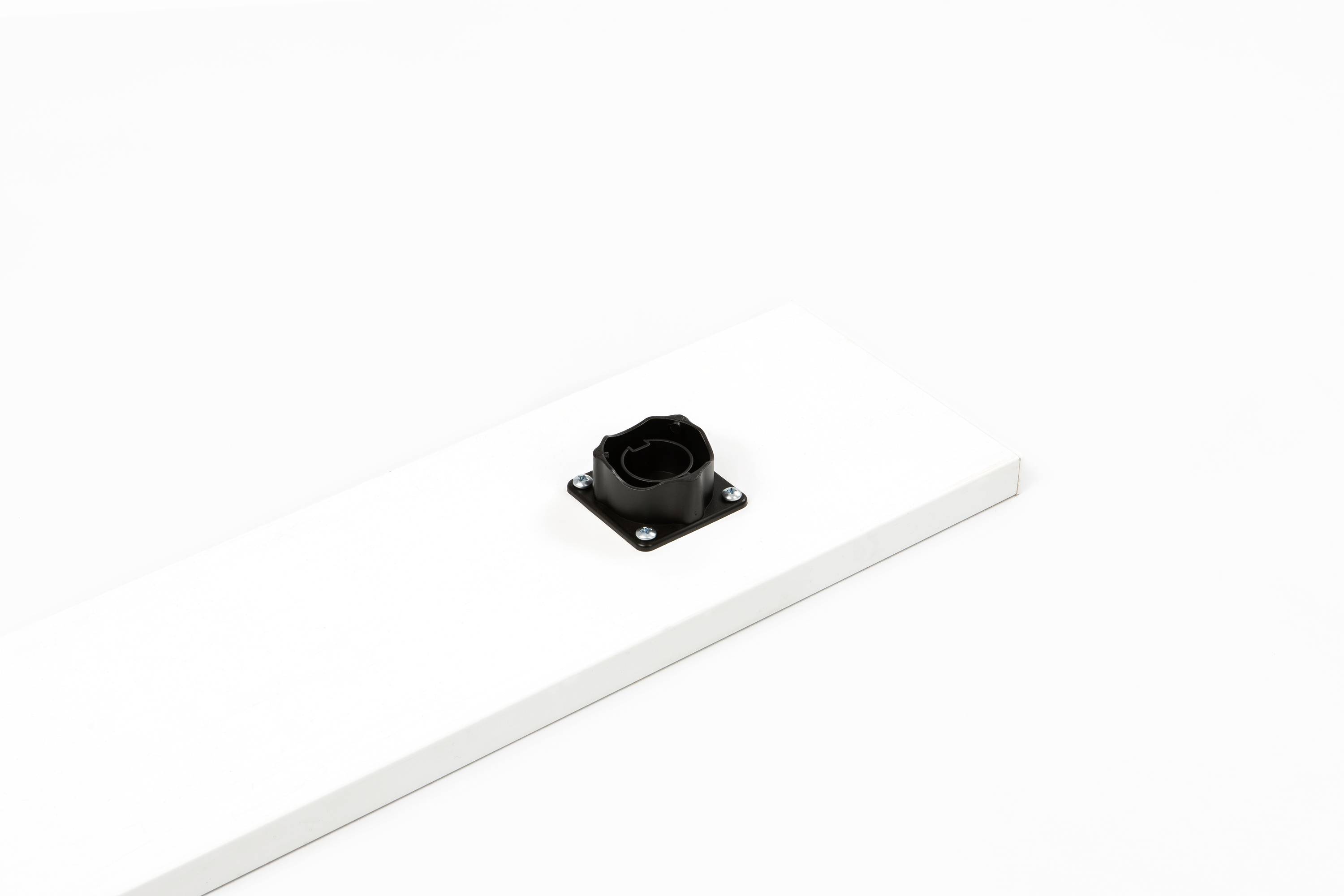 Weiße rechteckige Plattform mit einer schwarzen Halterung in der Mitte, auf einer weißen Oberfläche platziert.