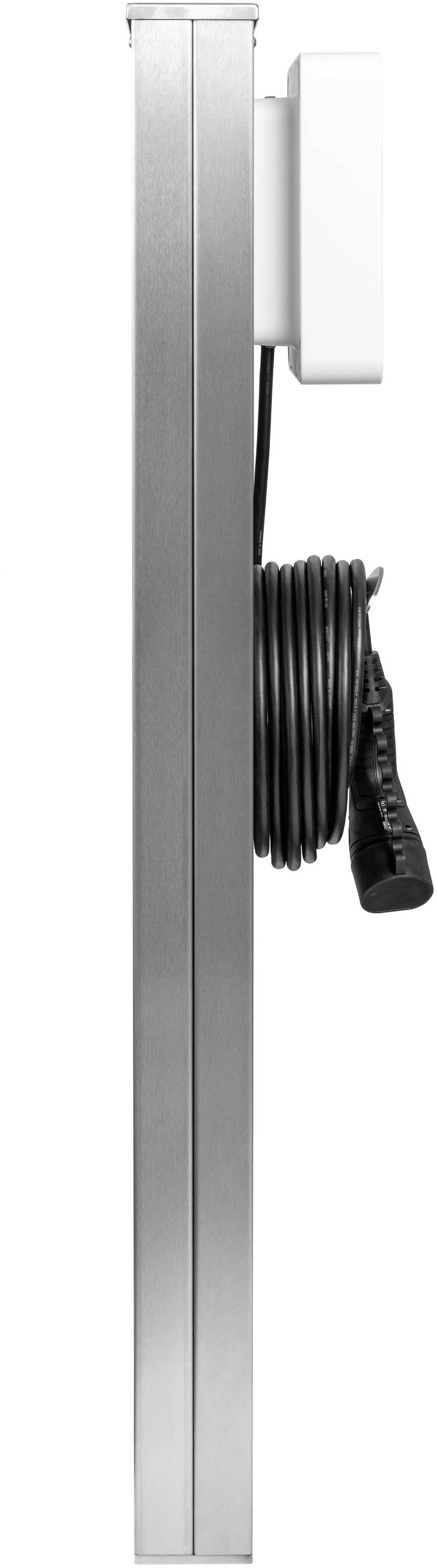 Ein seitliches Profil einer silbernen elektronischen Tafel mit einem aufgerollten schwarzen Kabel und einem weißen Steckerteil.