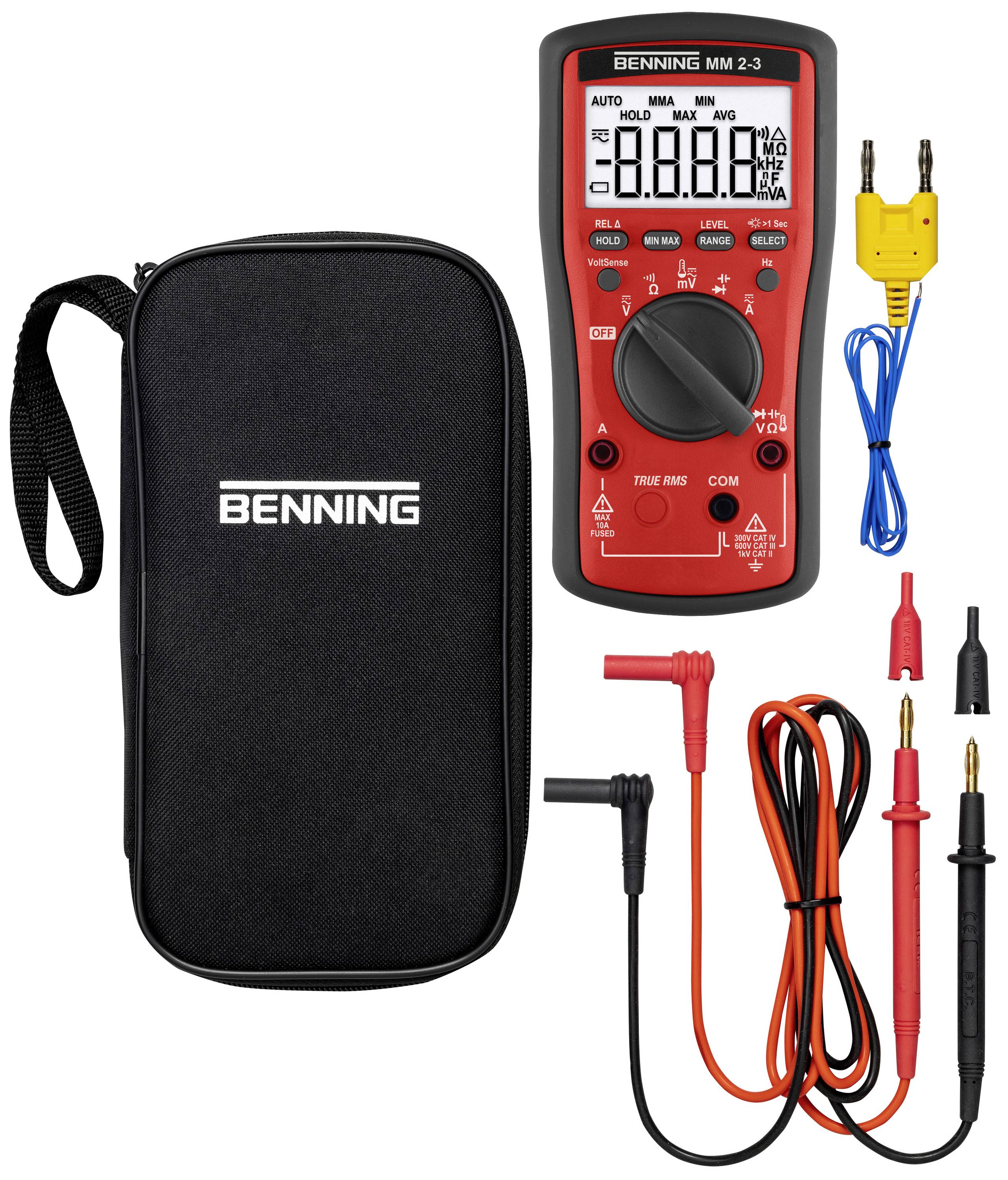 Ein rotes digitales Multimeter der Marke Benning mit Zubehör: Messleitungen, Thermoelement, Adapter und schwarzer Tragetasche.