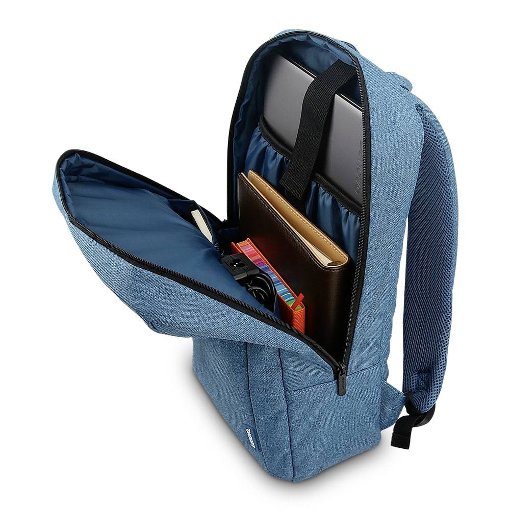 Ein geöffneter blauer Rucksack zeigt einen Laptop, Ordner, Bücher und eine Kamera im Inneren. Der Rucksack steht aufrecht.