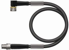 Schwarzes Kabel mit zwei silbernen Steckern an den Enden, eines rechtwinklig und eines gerade, liegt in einem Kreis.