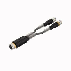 Ein schwarzes Kabel mit zwei Verzweigungen und silbernen Steckern, verwendet zur Verbindung von elektrischen Geräten.