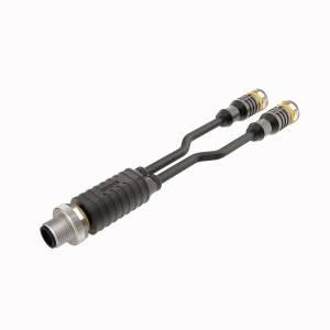 Ein schwarzer Stecker mit zwei Kabeln, die sich verzweigen und jeweils in silberne Enden münden.