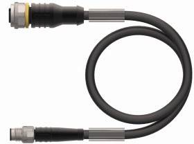 Ein schwarzes, flexibles Kabel mit Metallanschlüssen an beiden Enden. Das Kabel ist zusammengerollt und für elektronische Verbindungen gedacht.