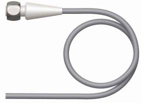 Graue, gewundene Kabelleitung mit Metallstecker an einem Ende, vermutlich für elektronische Geräte oder Antennenanschlüsse.