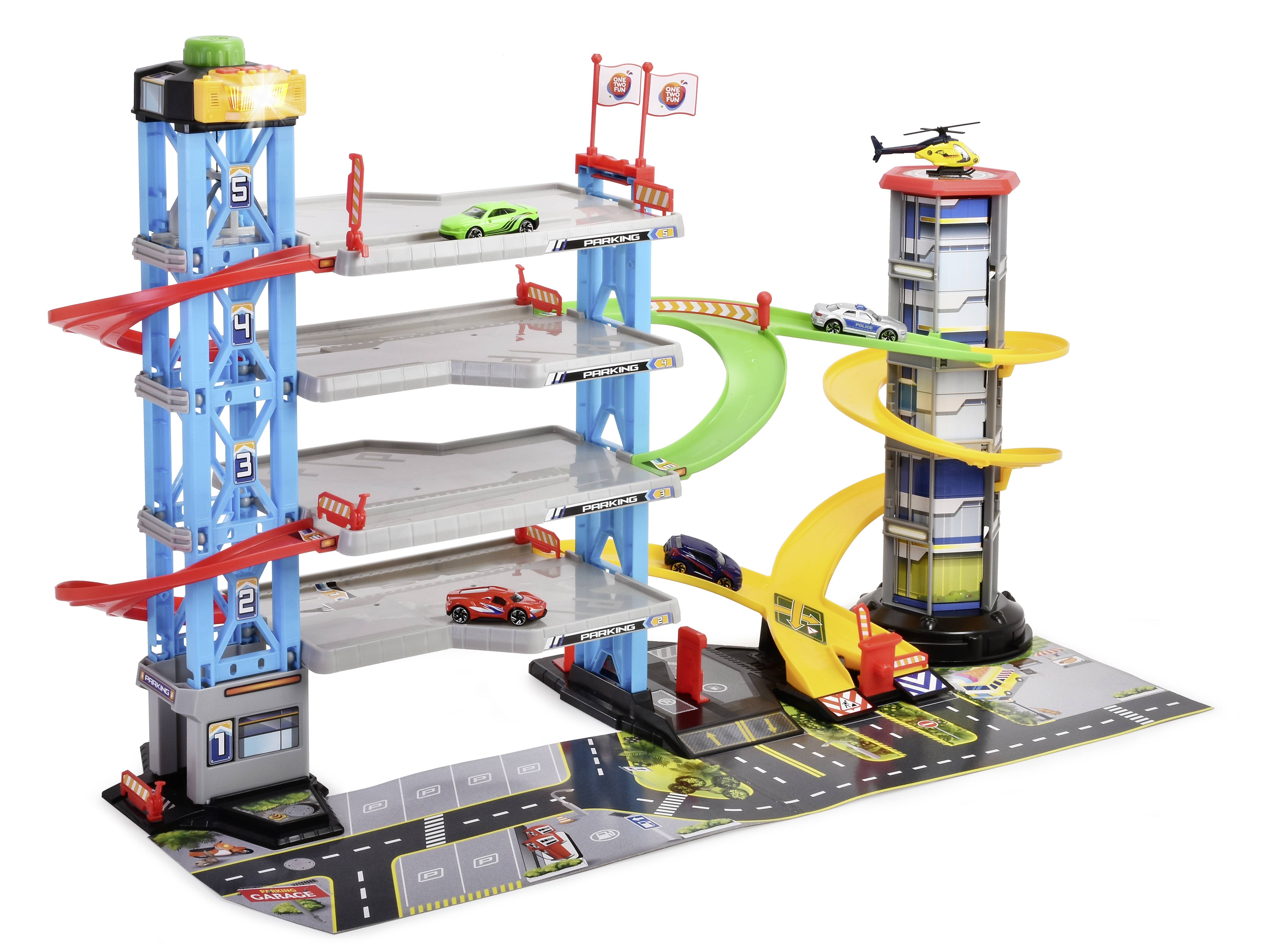 Spielzeugparkhaus aus mehreren Ebenen mit Rampen, Autos und Hubschrauber. Nachgebildete Straßen auf der Basis für realistisches Spiel.