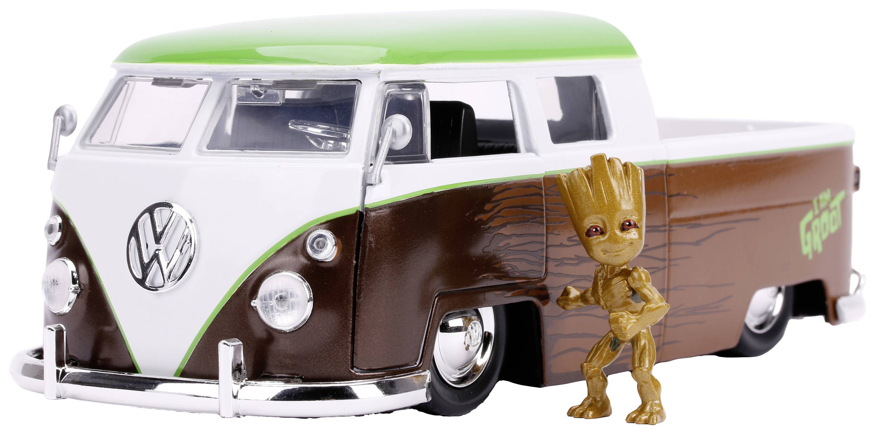 Ein Modellauto eines VW-Busses mit grünem Dach, braun und weiß lackiert. Daneben steht eine kleine Figur eines Baumwesens.