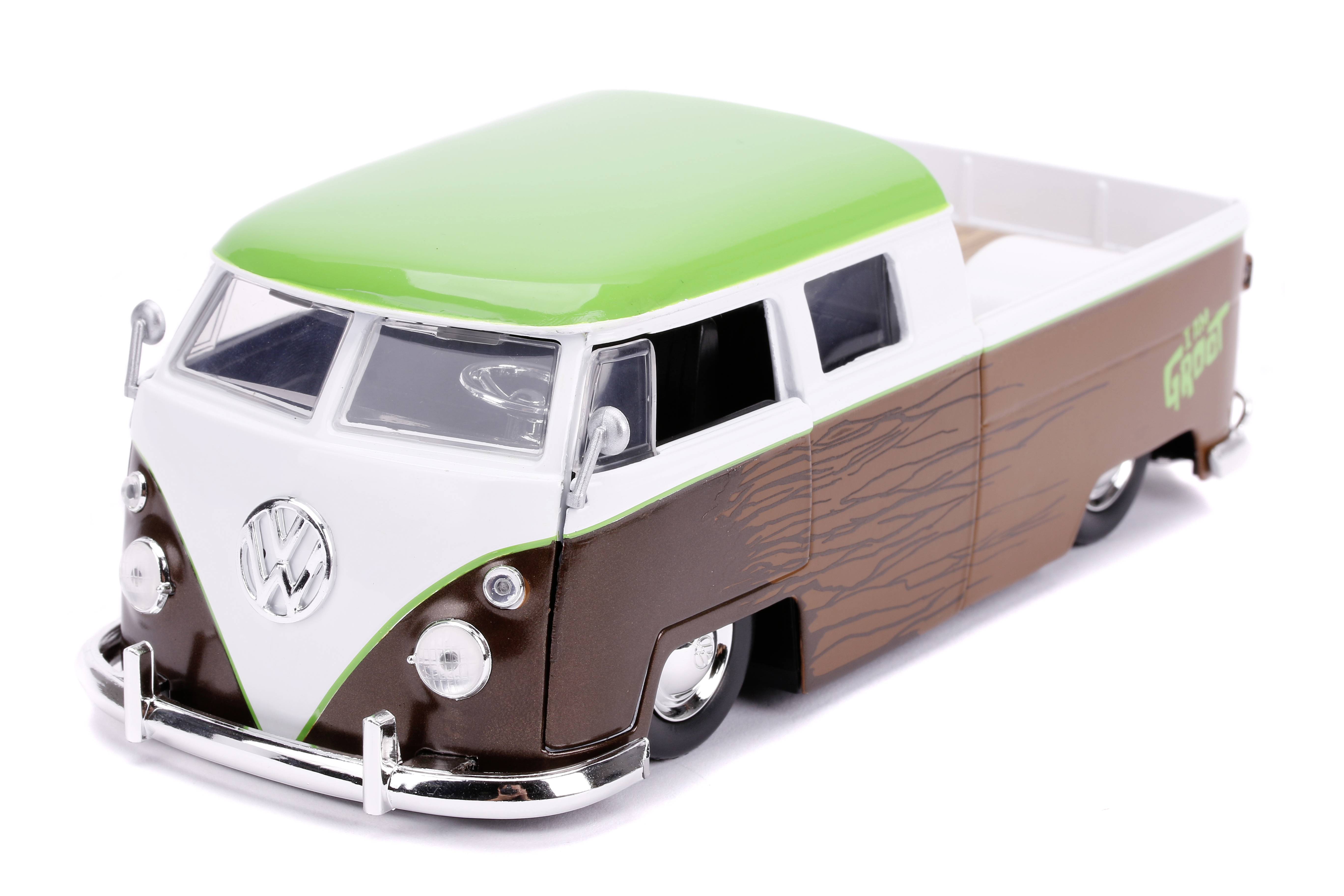 Ein Modellauto eines klassischen VW Transporters in Grün, Weiß und Braun mit geschlossenen Fenstern und gesenktem Fahrwerk.