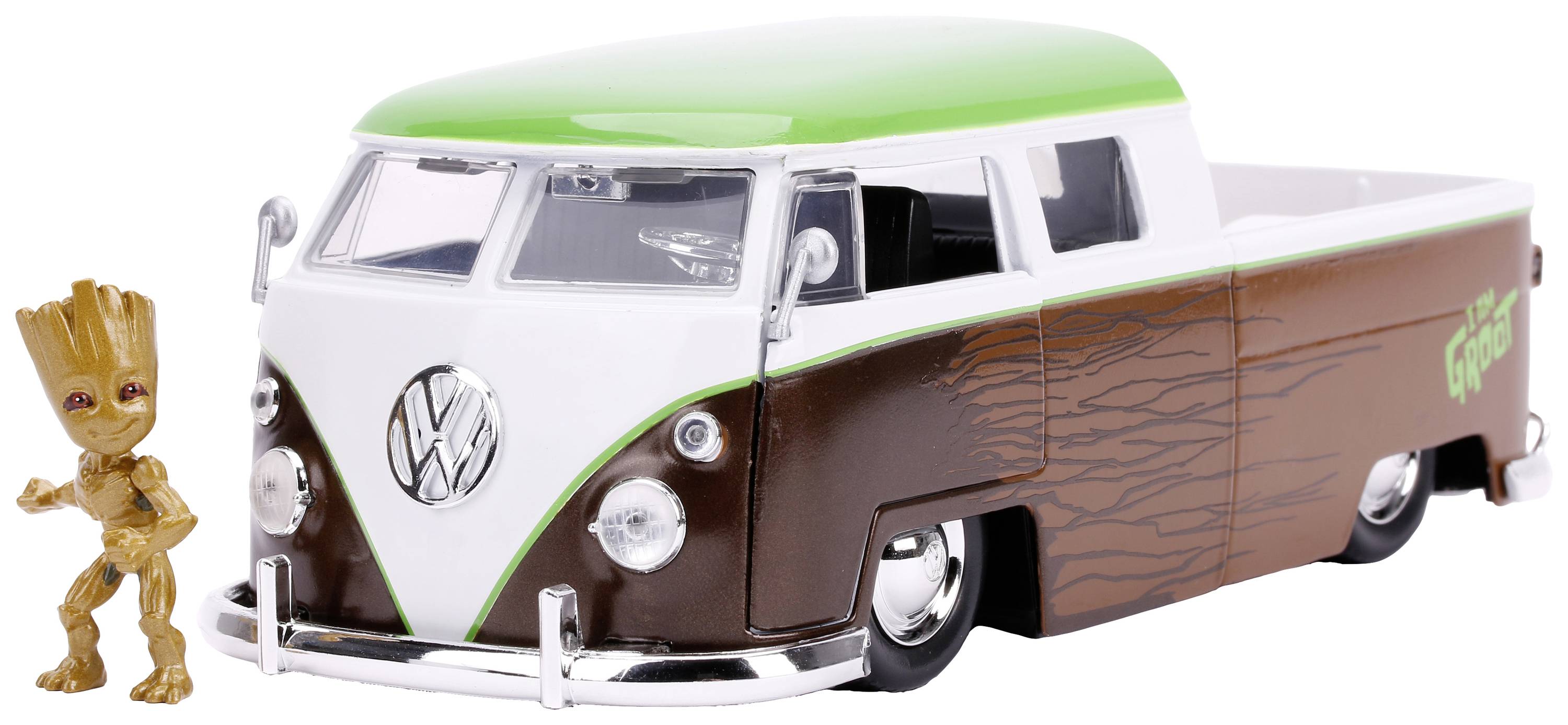 Ein Modellauto eines Volkswagen T1 Transporters mit grünem Dach und brauner Holzoptik steht neben einer kleinen Baumfigur.
