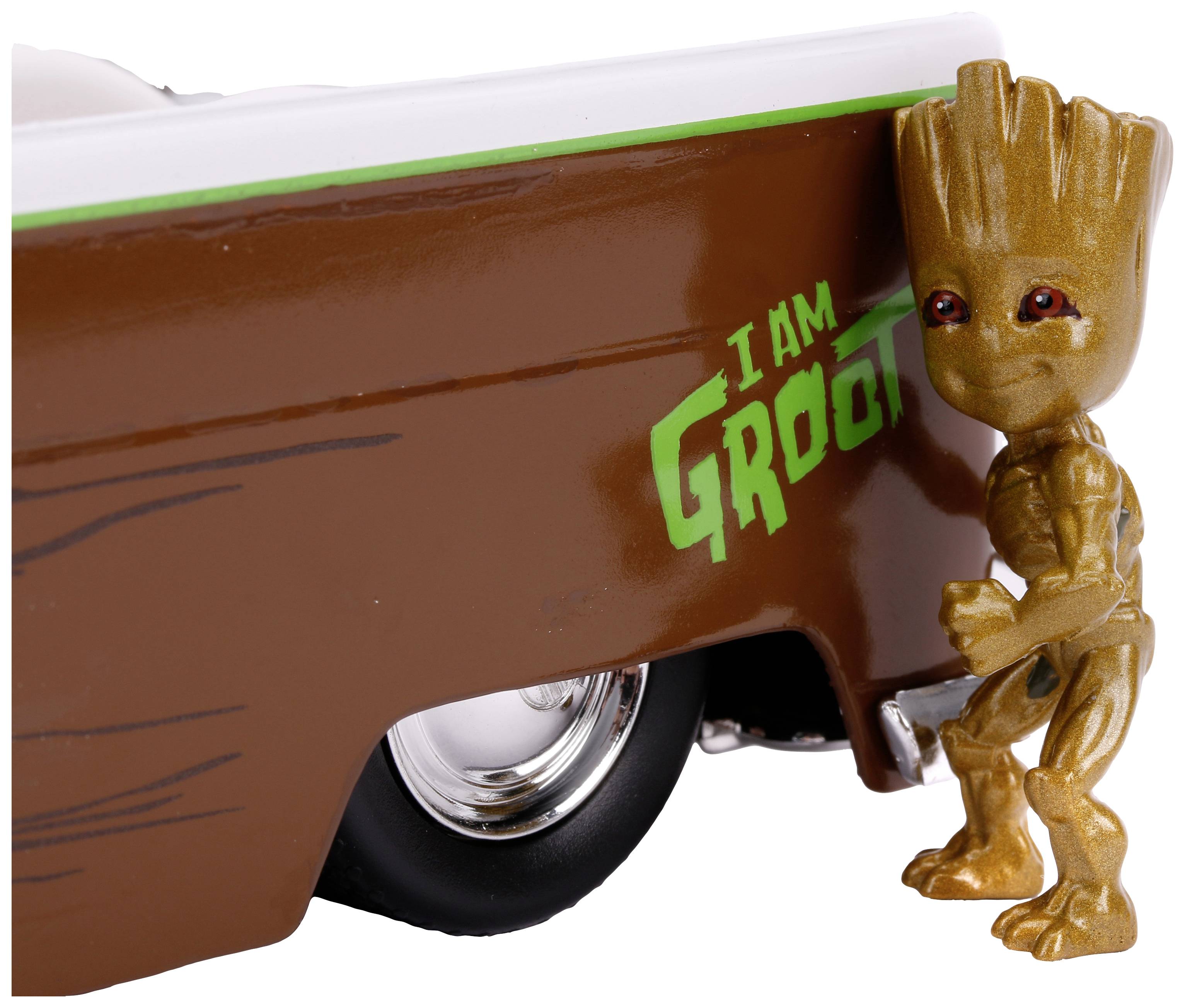 Eine Figur mit Baumcharakter lehnt an einem Spielzeugauto mit der Aufschrift 'I am Groot'.