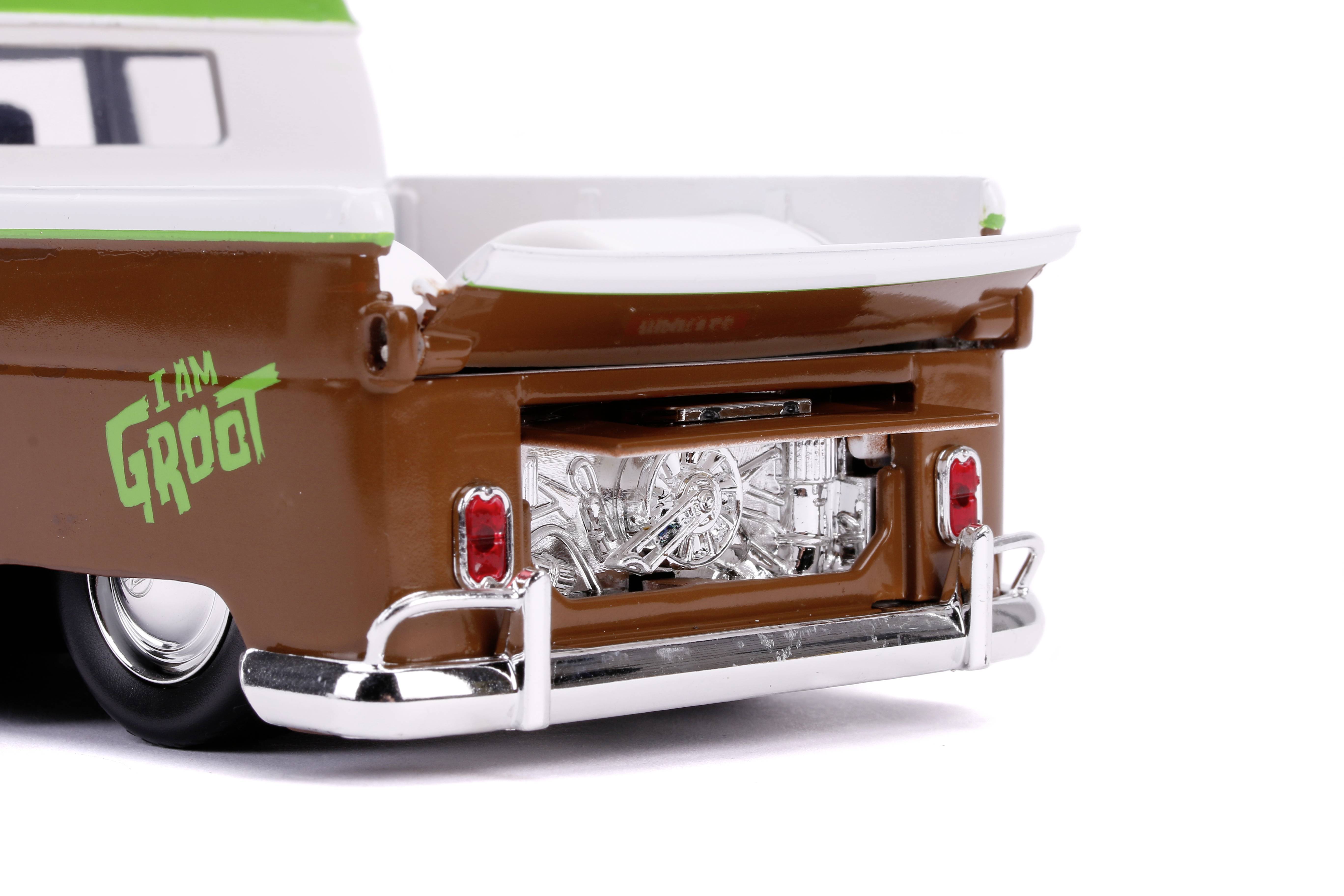 Spielzeugauto im Retro-Design mit der Aufschrift 'I am Groot' auf der Seite. Fahrzeug zeigt detailliertes Interieur im Kofferraum.