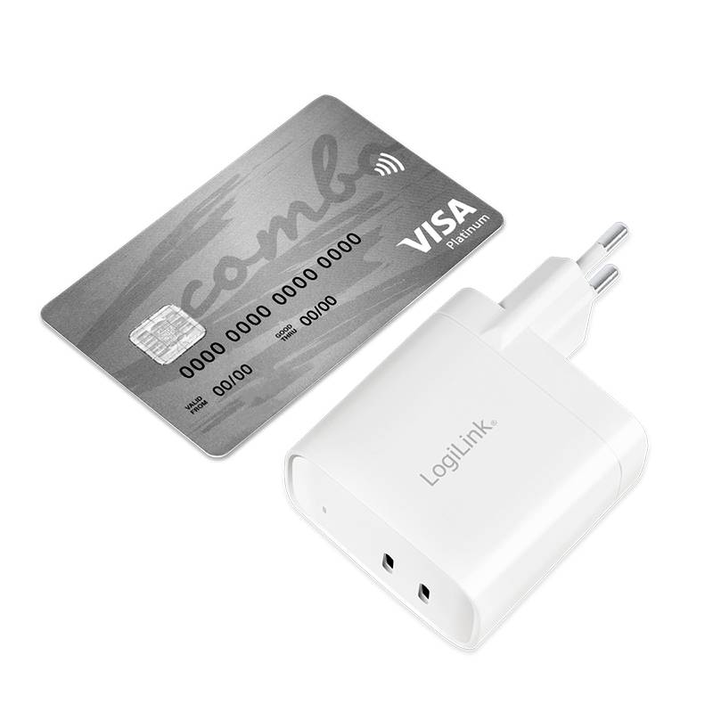 Kreditkarte und Steckdosenadapter. Die Karte hat kontaktlose Zahlungssymbole. Der Adapter ist rechteckig und weiß.