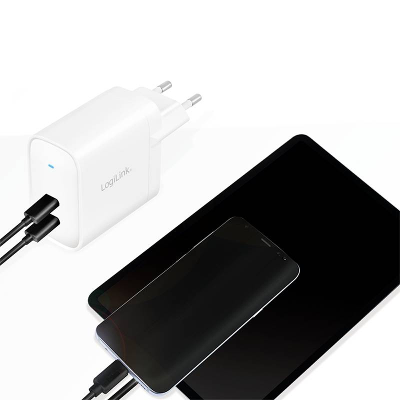 Ein Smartphone und ein Tablet werden gleichzeitig über ein weißes Ladegerät mit zwei USB-Anschlüssen aufgeladen.