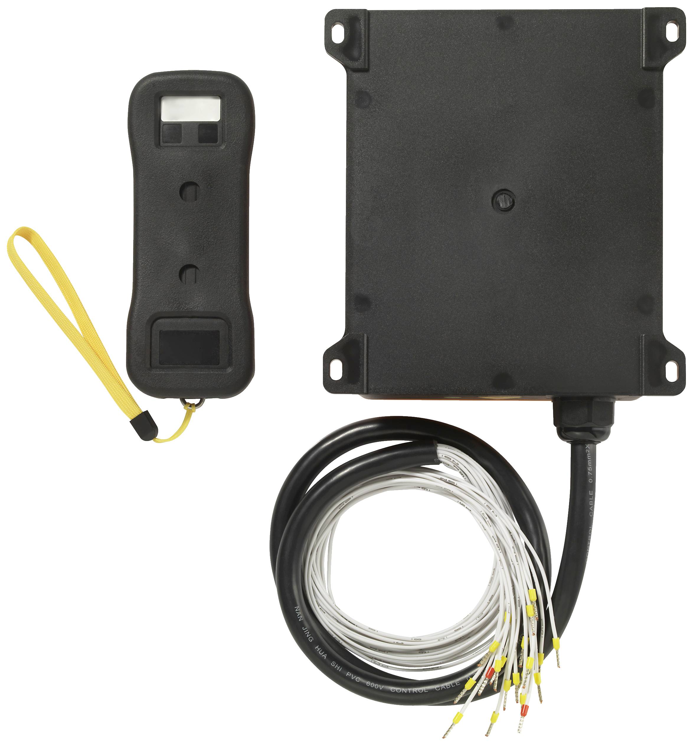 Ein schwarzes elektronisches Gerät mit mehreren Kabeln und Stecker. Daneben ein kleines, rechteckiges Zubehör mit Trageschlaufe.