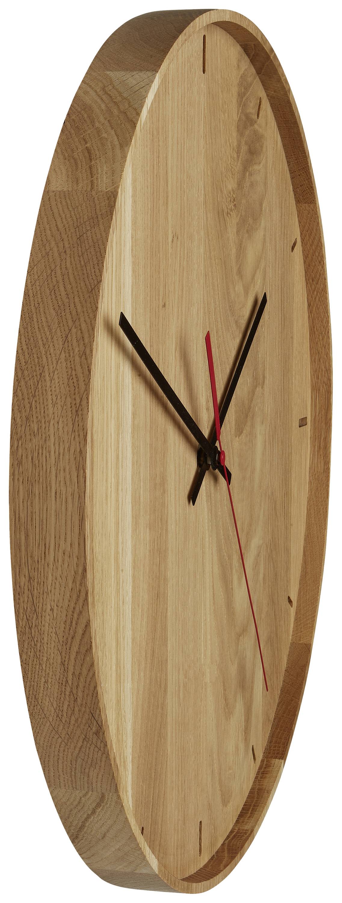 Eine moderne Wanduhr aus Holz in elliptischer Form mit schwarzen und roten Zeigern, zeigt zehn nach zehn an.