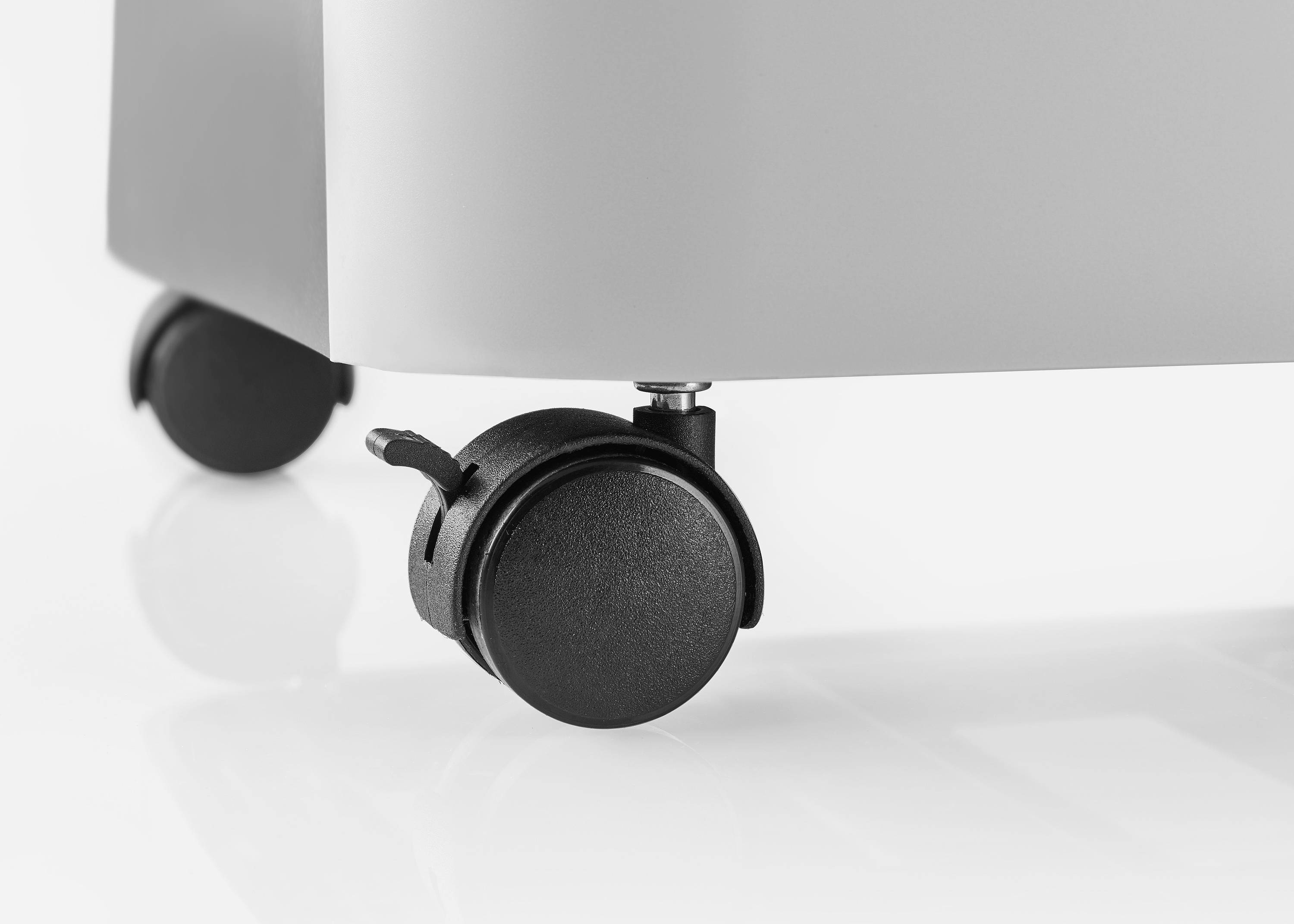 Ein graues Möbelstück mit schwarzen Rollen, das mobil ist und sich leicht bewegen lässt. Ideal für flexible Raumgestaltung.