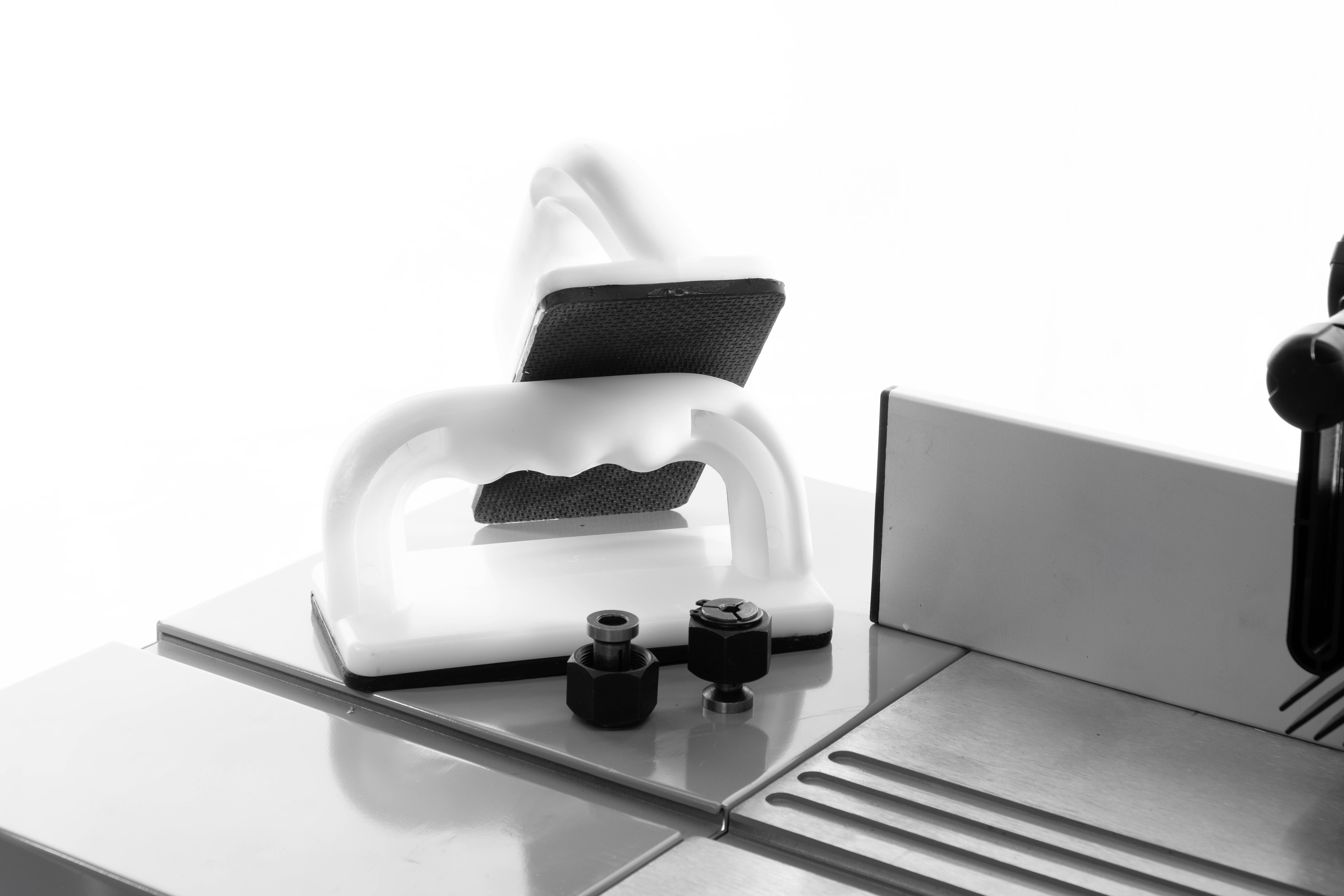 Ein ergonomischer Schiebestock auf einem Tisch für die Holzbearbeitung, um die Sicherheit beim Arbeiten an einer Säge zu erhöhen.