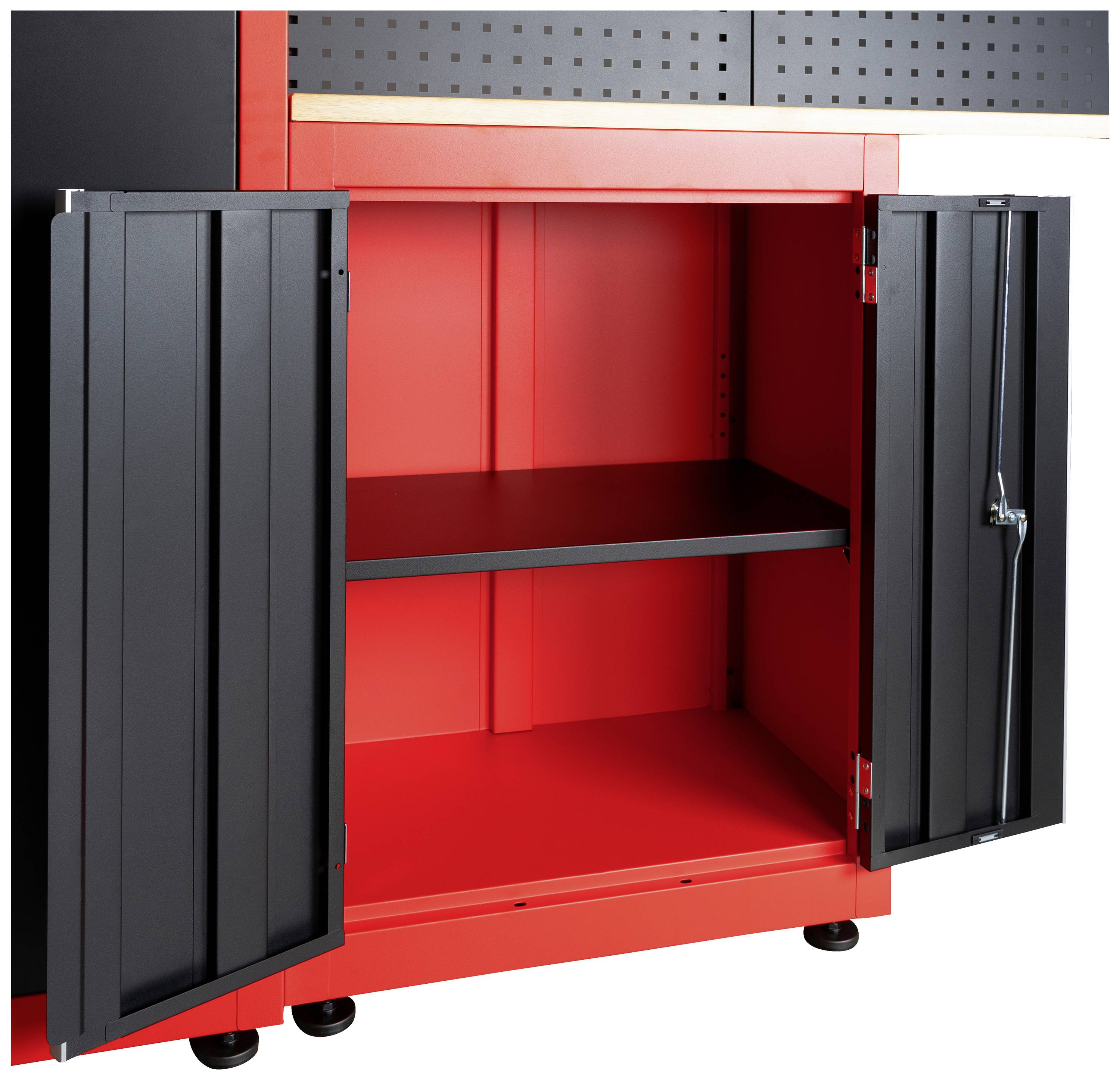 Ein geöffneter Aufbewahrungsschrank mit zwei schwarzen Türen und rotem Inneren. Zwei Regalböden im Inneren sichtbar.