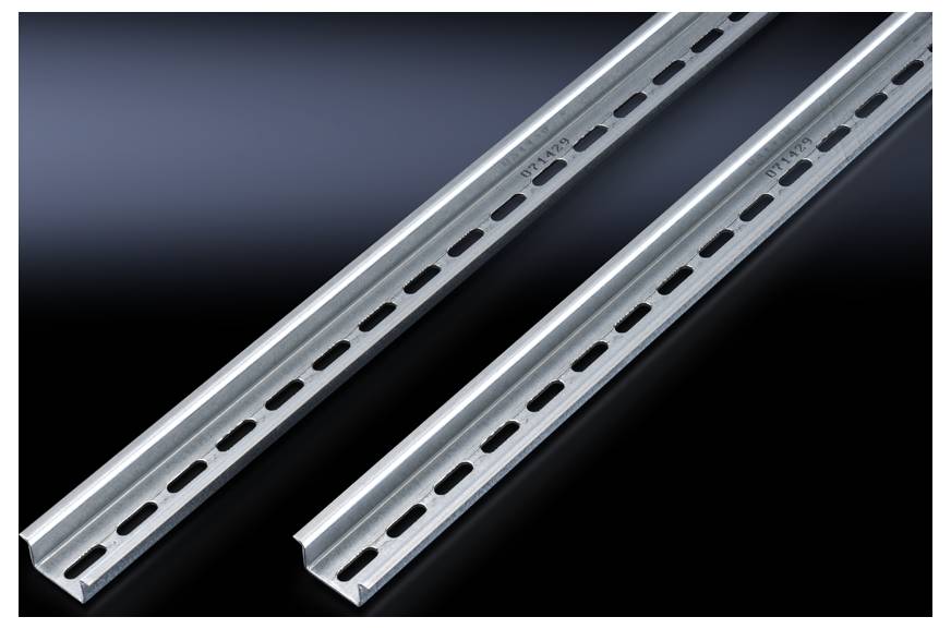 Zwei parallele verzinkte Metallprofile mit Schlitzen auf schwarzem Hintergrund, zur Befestigung oder als Trägerschiene geeignet.