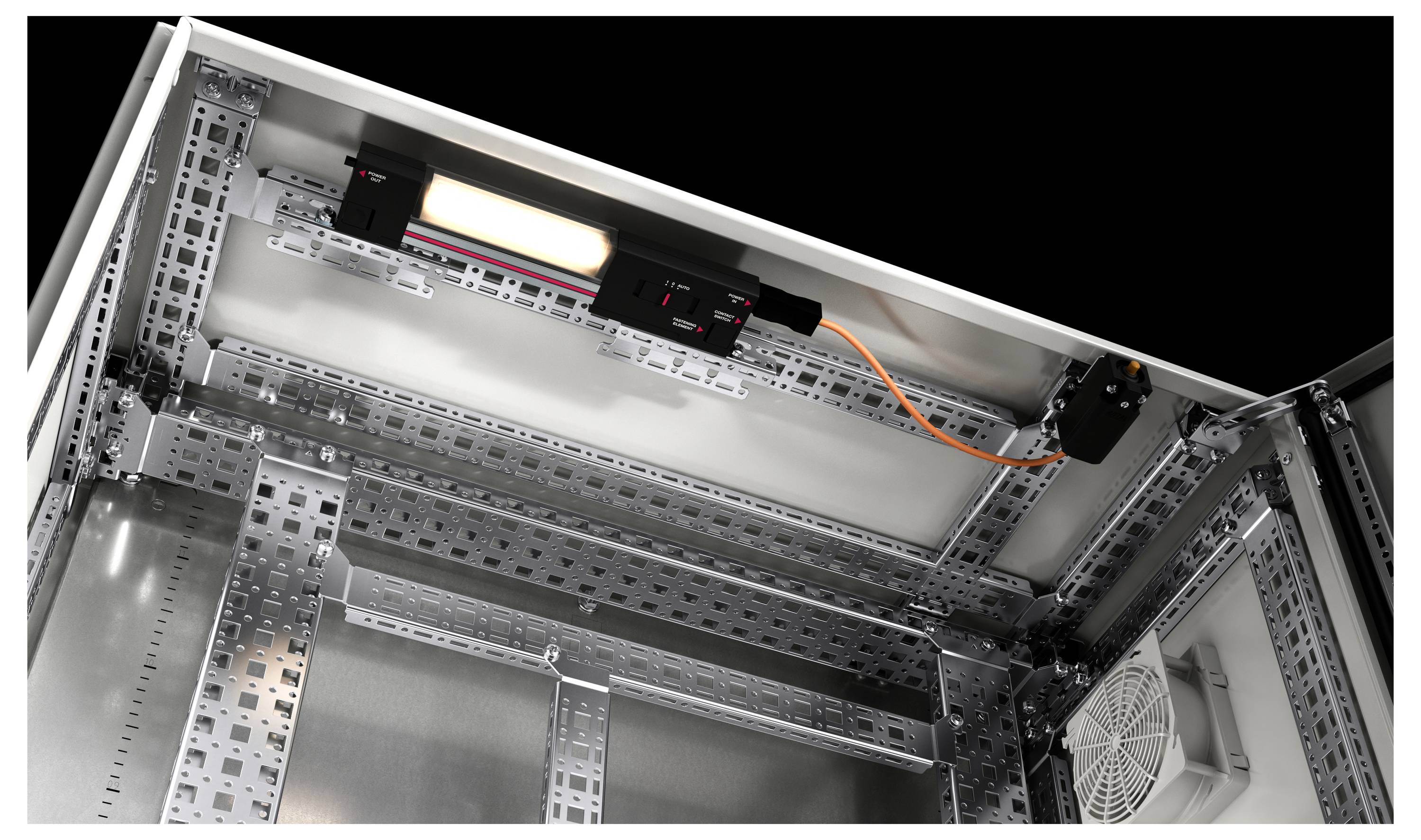 Innenansicht eines Metallverteilerschranks mit beleuchteter LED-Leiste und einem orangefarbenen Kabel. Lüfter in der unteren Ecke.
