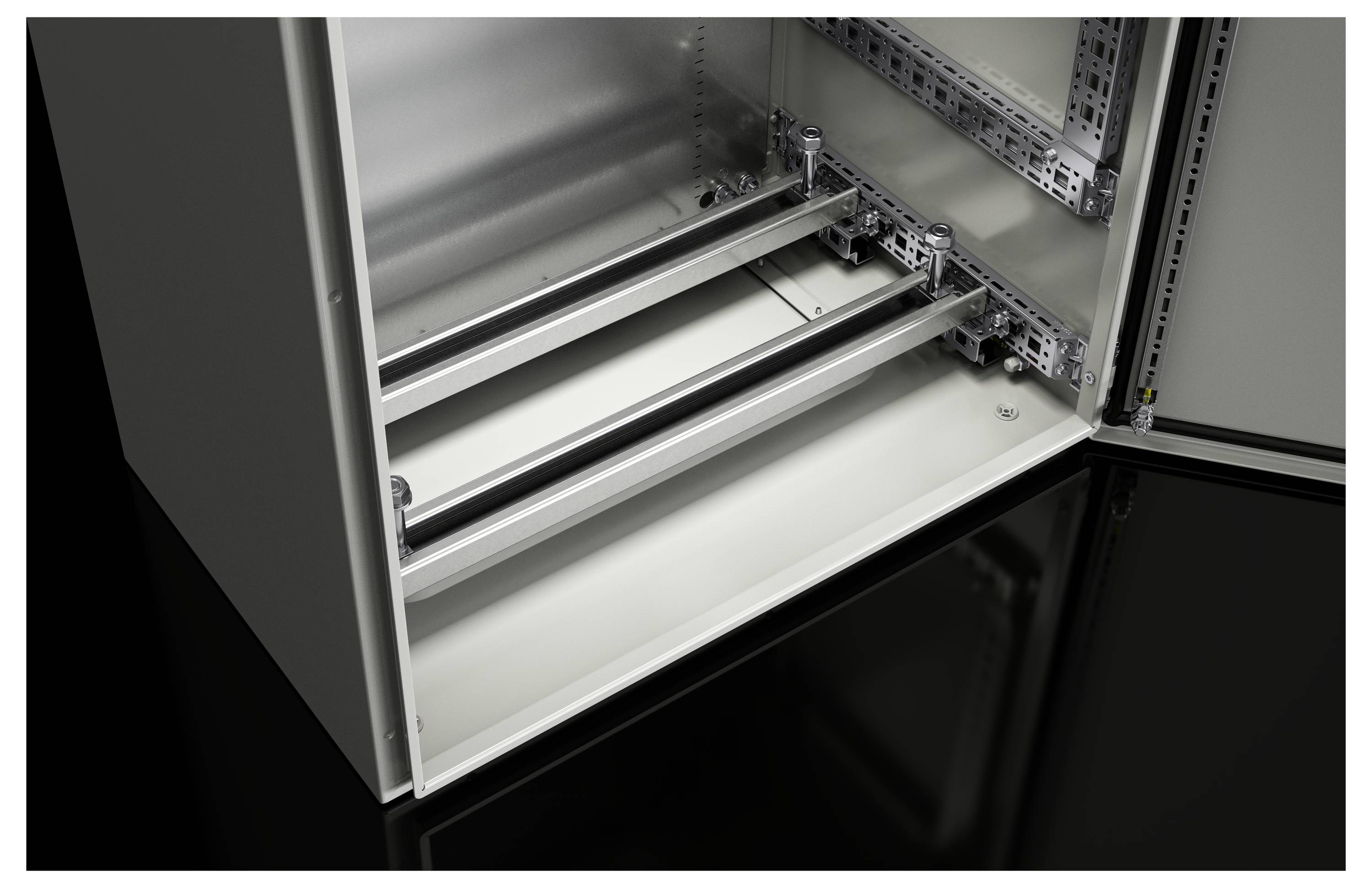 Geöffneter metallischer Schrank mit Schienen und Halterungen innen, geeignet für Netzwerk- oder Serverausrüstung.