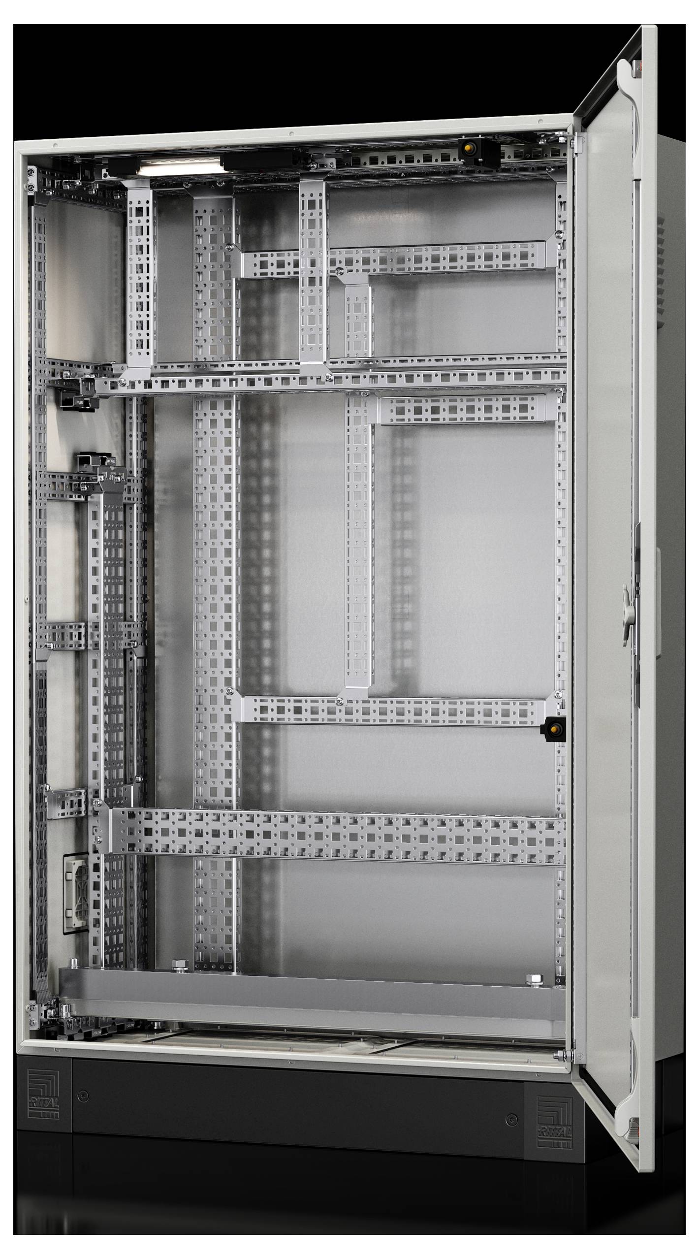 Ein leerer Metallschrank mit offenen Türen, zeigt ein internes Rahmen- und Schienensystem zur Installation elektronischer Geräte.