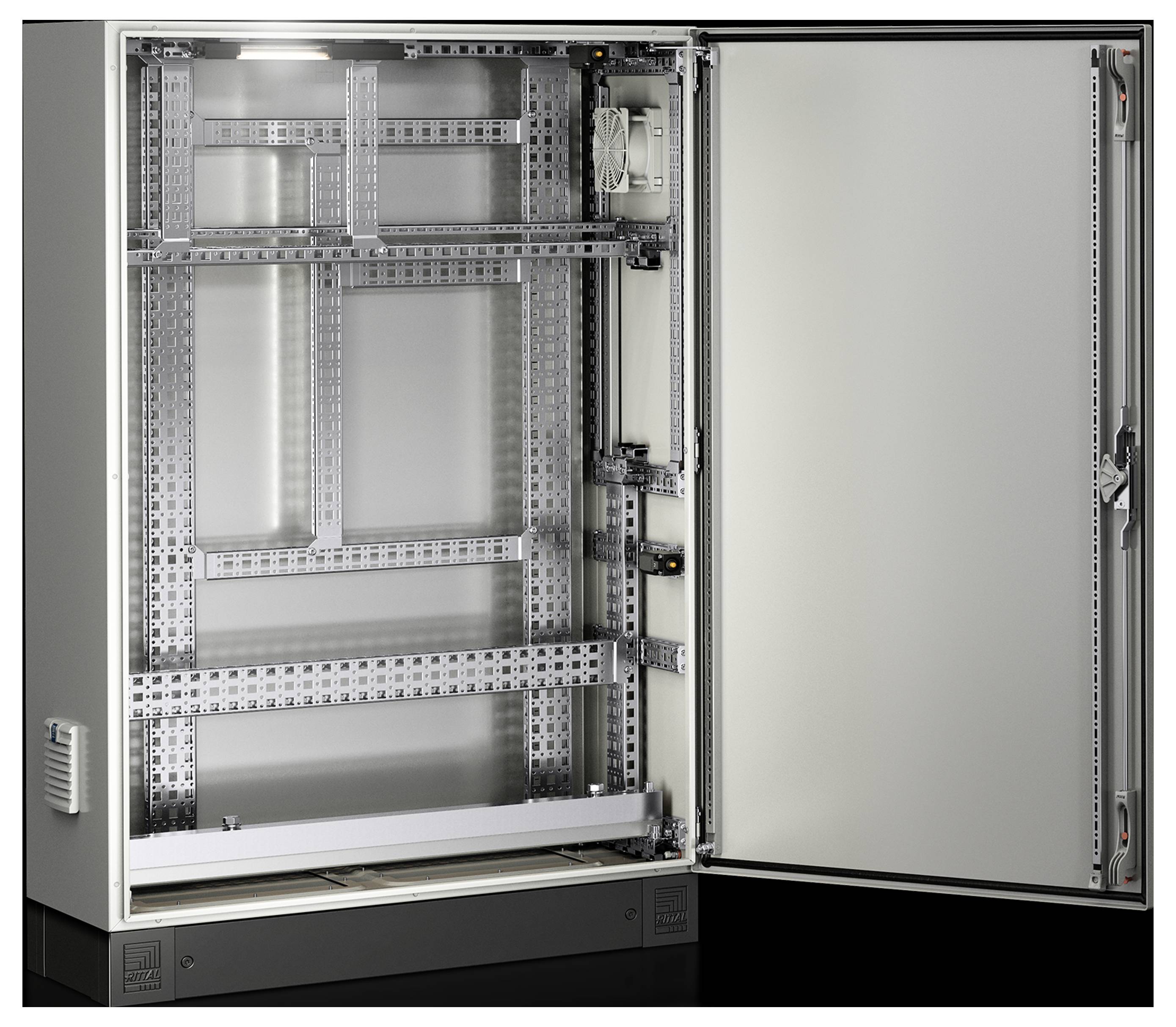 Großer, geöffneter Metallschrank mit Regalen und Lüfter, wahrscheinlich für Server oder technische Geräte.