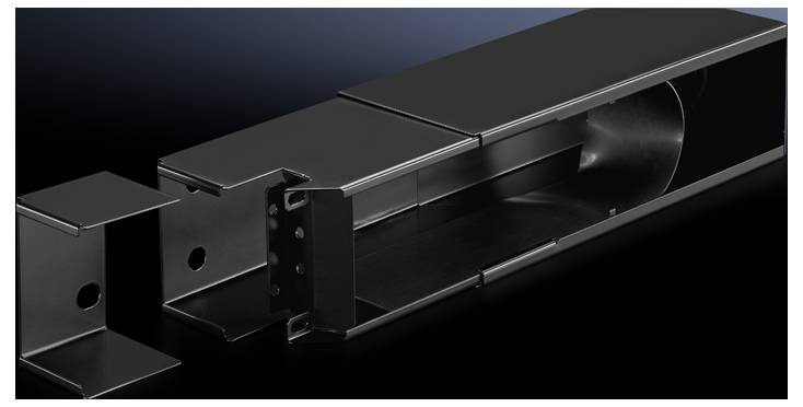 Schwarzes Metallgehäuse mit abnehmbarer Abdeckung, zeigt interne Struktur und Verbindungsstellen, auf dunklem Hintergrund.